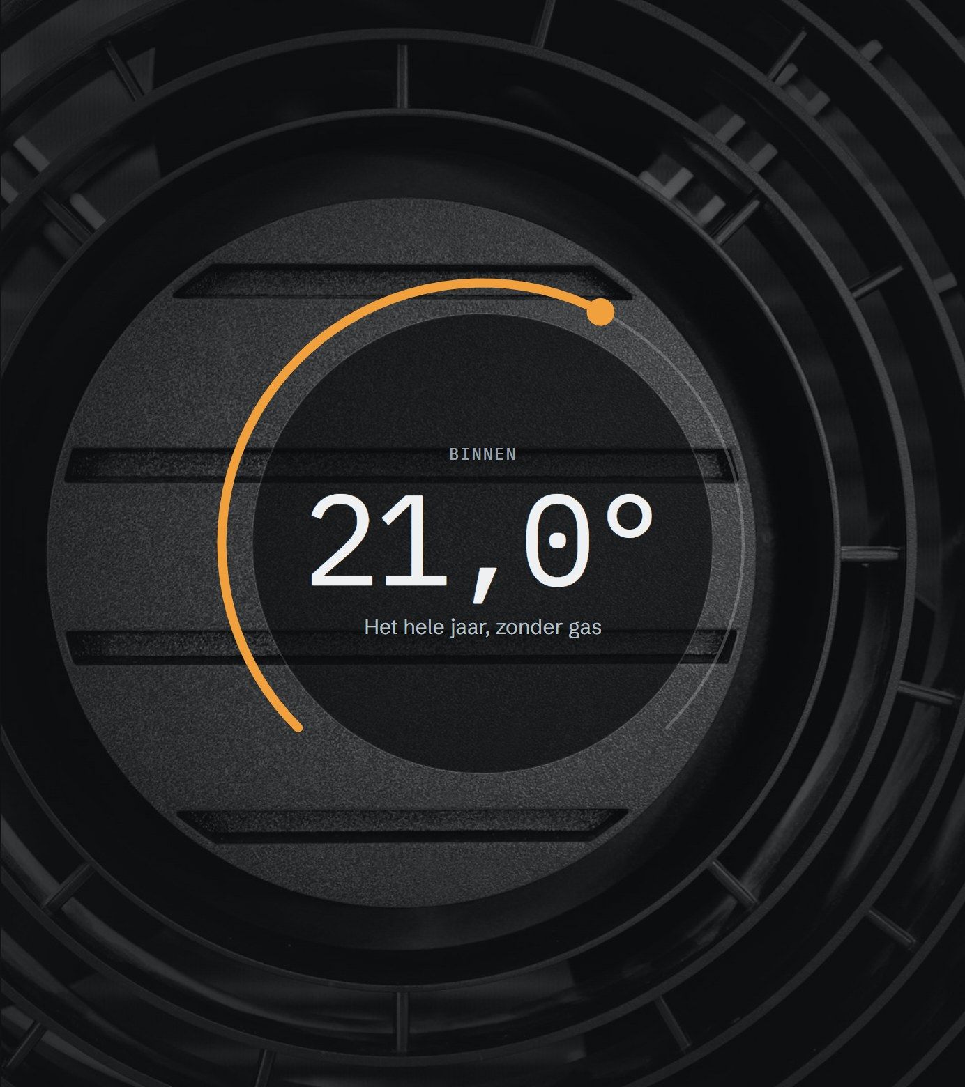 Een amberkleurige thermostaatring op 21,0 graden met de tekst "Het hele jaar, zonder gas", over een zwart ventilatorrooster.
