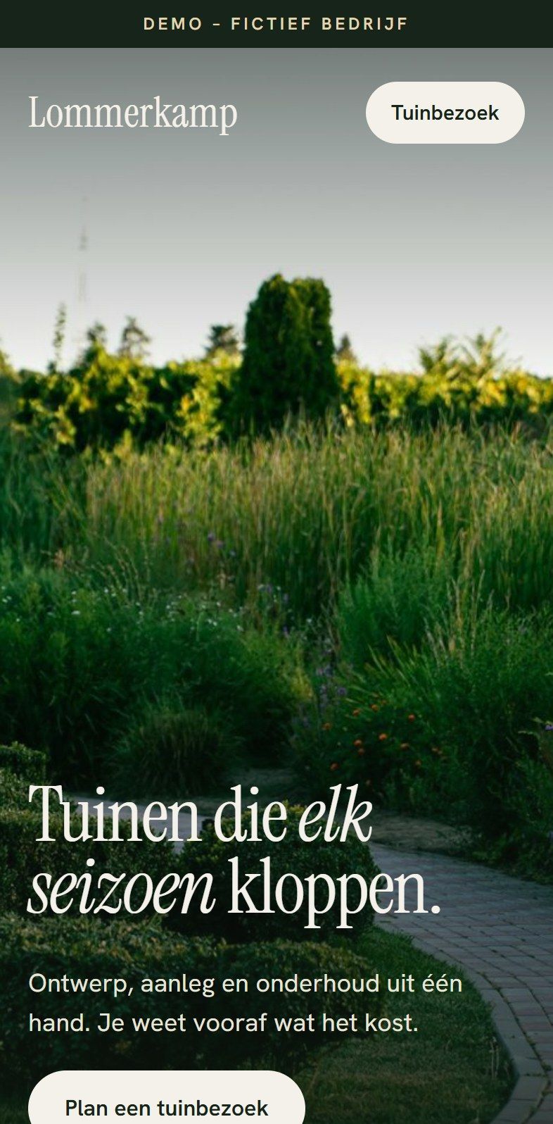 De opening op de telefoon: een tuin met een klinkerpad en de kop "Tuinen die elk seizoen kloppen".