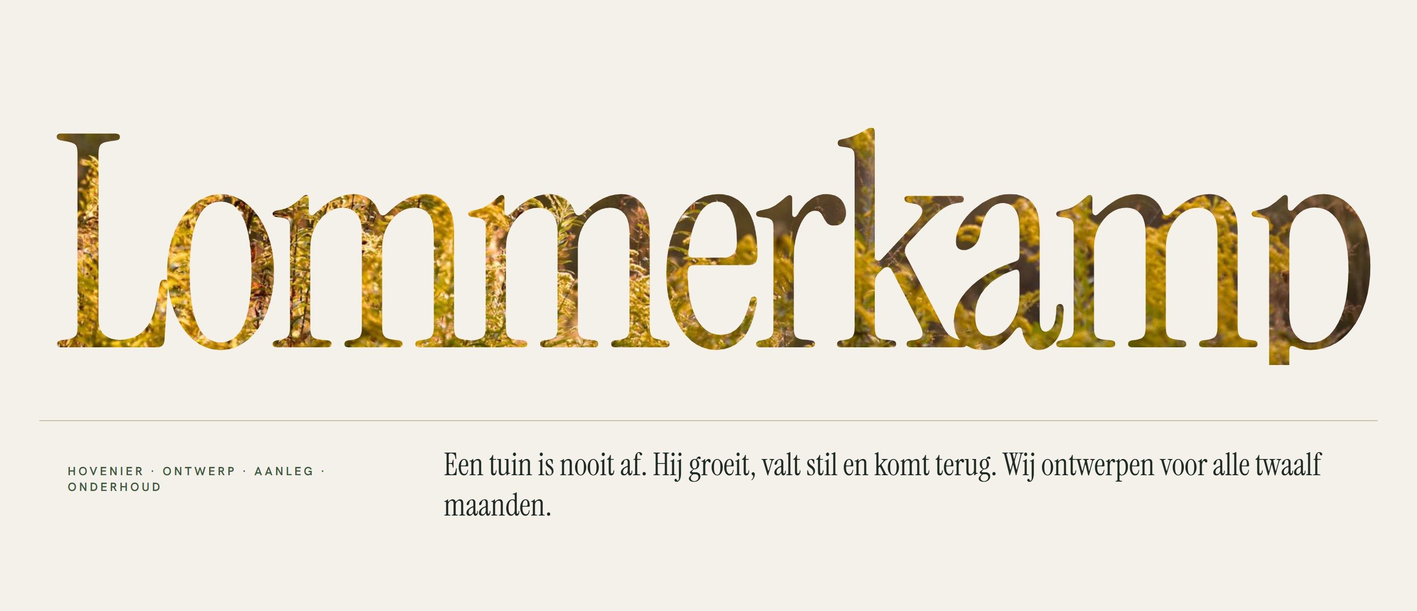 De naam Lommerkamp in grote letters met schreven, gevuld met een foto van gele guldenroede, met eronder de zin "Een tuin is nooit af".